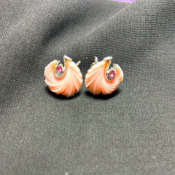 Lisner Jewelry - VTG Signed Beautiful Pink Plastic and Silver Metal screw back earrings. Lisner.
